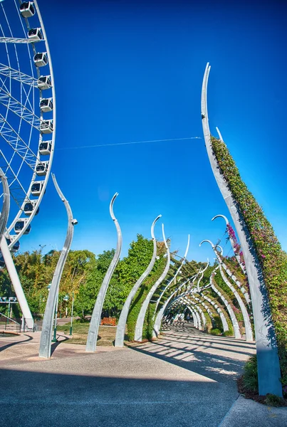 Garden boardwalk along Southbank in Brisbane, Australia — Stock Photo, Image