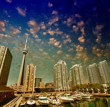 Toronto Liman Merkezi. Yaz mevsiminde gün batımı manzarası