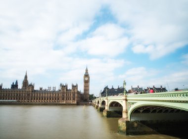 Λονδίνο. μαγευτικό ηλιοβασίλεμα απέναντι γέφυρα westminster