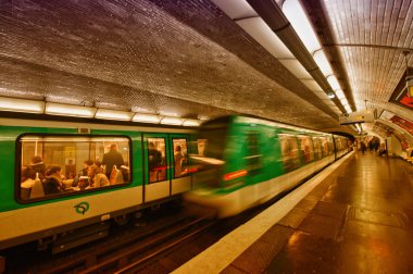Bir metro istasyonu içinde yeraltı tren