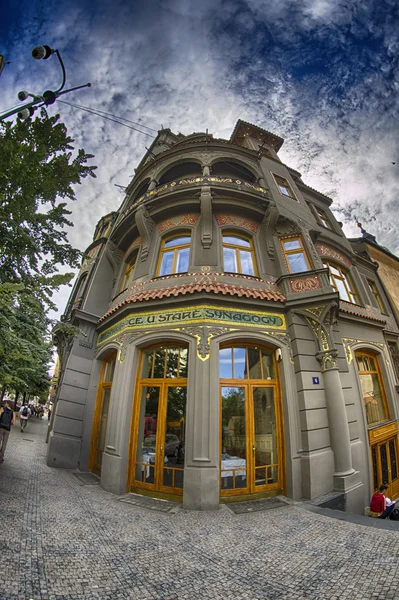 Detalle arquitectónico de los antiguos edificios medievales de Praga — Foto de Stock