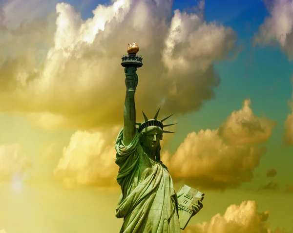 Colores del atardecer detrás de la Estatua de la Libertad - Nueva York — Foto de Stock