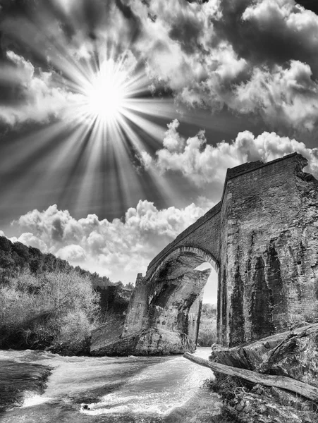 Древнеримский мост в горном пейзаже — стоковое фото