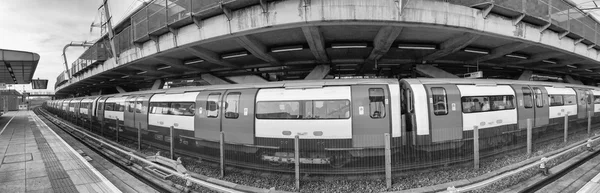 Train de métro long prêt à quitter la gare — Photo