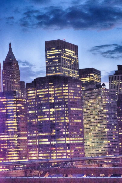 Rascacielos Lower Manhattan luces en la noche, Nueva York — Foto de Stock