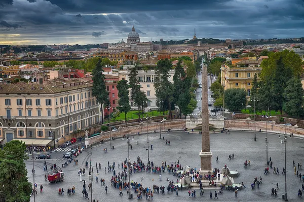 Ludzie chodzą w piazza del popolo — Zdjęcie stockowe