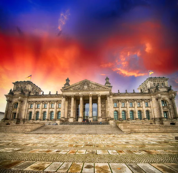 Vue magnifique sur le Reichstag de Berlin depuis la place de la République — Photo