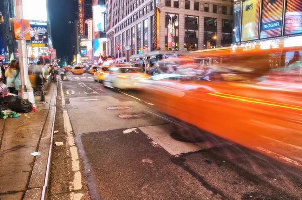 Жёлтое такси ускоряется на Таймс-сквер — стоковое фото