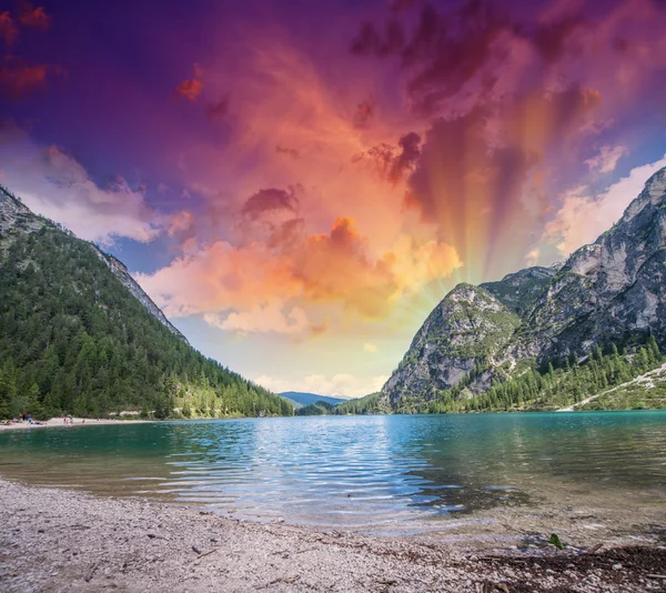 Lago delle Alpi con acque cristalline — Foto Stock