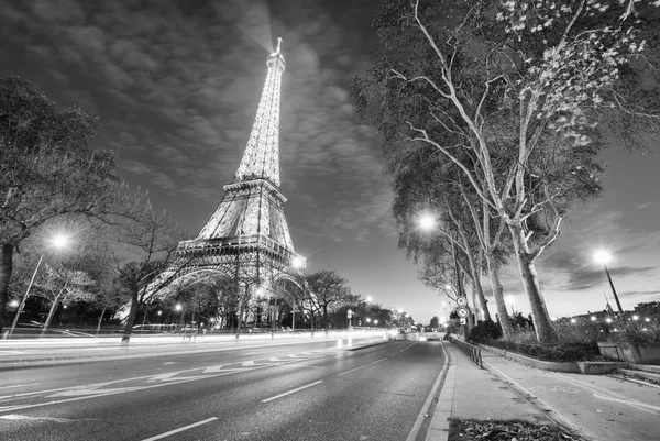 Eiffel toren lichtrendement in schemering weergeven — Stockfoto