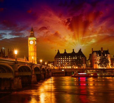 Londra. westminster ve thames nehrinin muhteşem gece görünümü