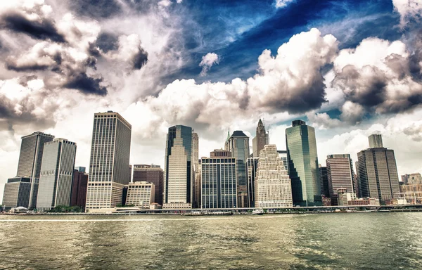Edifícios de Lower Manhattan vistos de East River — Fotografia de Stock