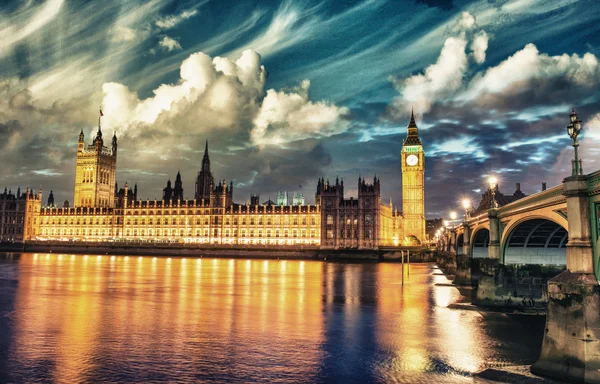 Londres. Spectaculaire vue de nuit sur Westminster et la Tamise — Photo