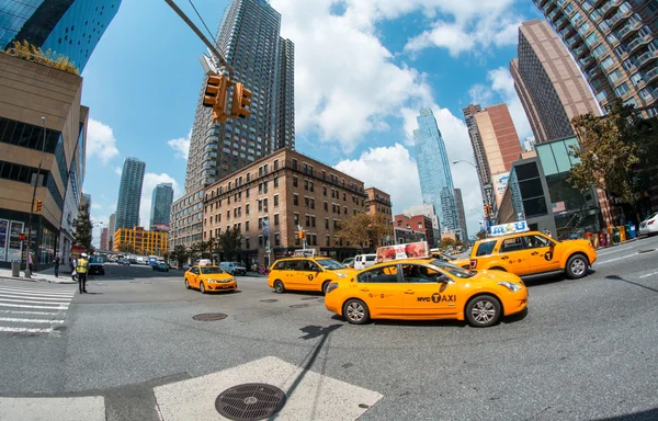 Yellow taxi speeds up in Manhattan street — Stock Photo, Image