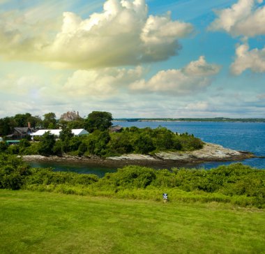 çayır ve deniz manzarası ile güzel kırsal