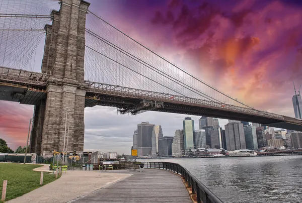 Brooklyn köprüsü üzerinde muhteşem gün batımı — Stok fotoğraf