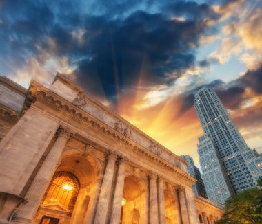 new york Halk Kütüphanesi. Binayı çevreleyen ile yan görünüm