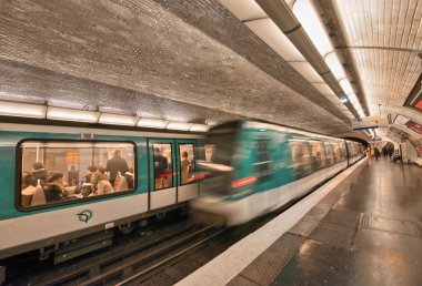 Bir metro istasyonu içinde yeraltı tren