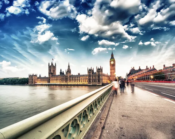 Londres. Puesta de sol a través del puente Westminster — Foto de Stock