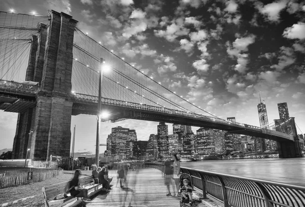 Прекрасный вид на Бруклинский мост и Манхэттен — стоковое фото