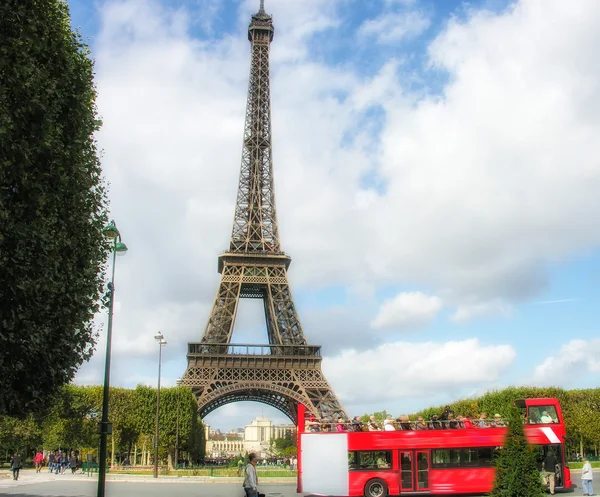 Paris, La Tour Eiffel. Gyönyörű kilátás nyílik a híres tower — Stock Fotó