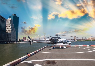 şehir manzarası ile new York'ta Fırlatma platformu üzerinde helikopter