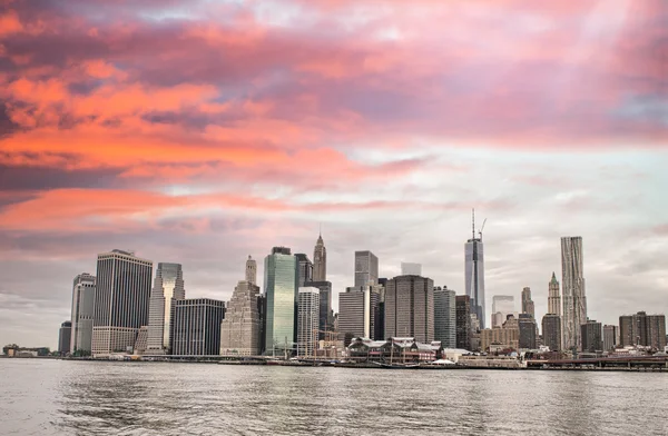 Bela vista do horizonte inferior de Manhattan ao pôr-do-sol de verão — Fotografia de Stock