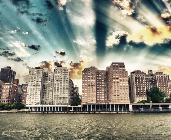 Linha do horizonte oriental de Manhattan com edifícios fluviais e urbanos — Fotografia de Stock