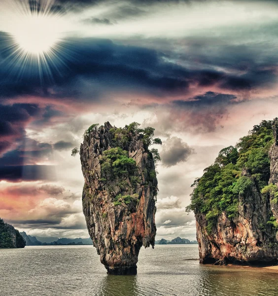 Prachtige rots opkomende van james bond eiland baai, thailand — Stockfoto