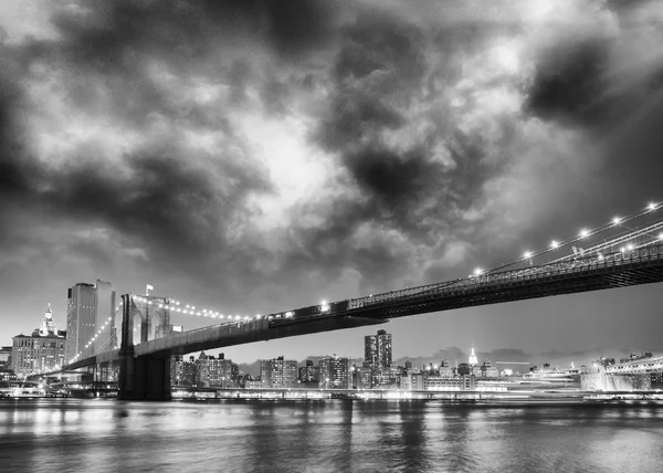 El puente de Brooklyn. Impresionantes colores y formas al atardecer —  Fotos de Stock