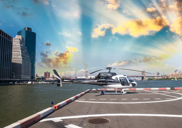 Helicóptero na plataforma de lançamento em Nova York com horizonte da cidade — Fotografia de Stock