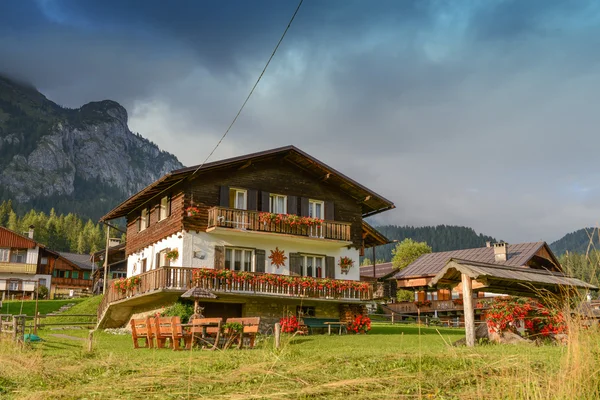 Casa típica de madeira de Dolomitas - Montanhas italianas — Fotografia de Stock