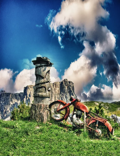 Rotes Oldtimer-Motorrad in alpiner Sommerlandschaft — Stockfoto