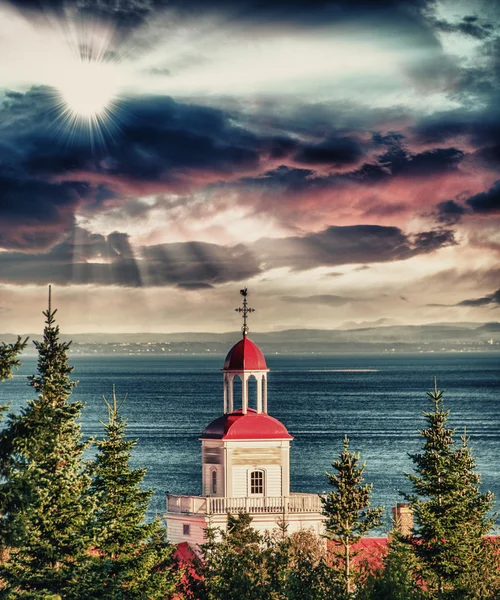 Röda byggnader av tadoussac, quebec. — Stockfoto