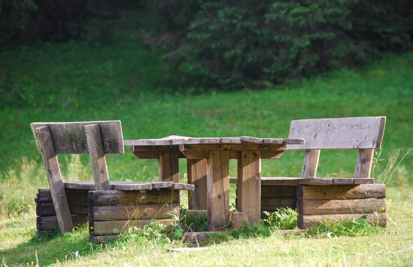 Стол для пикника и скамейки — стоковое фото