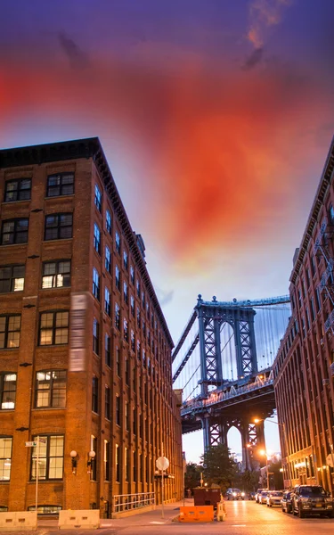 Night view of Manhattan Bridge between Brooklyn Buildings — Stock Photo, Image