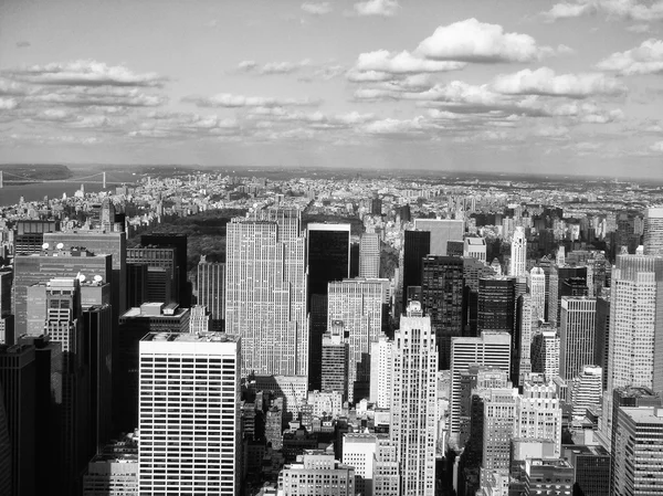 Hermosa vista del horizonte de Nueva York con rascacielos urbanos — Foto de Stock