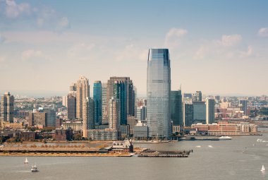 Güneşli bir günde Jersey City 'nin helikopter manzarası