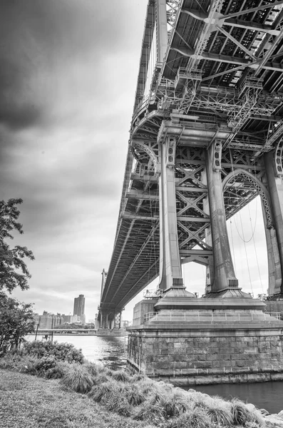 Manhattan bridge bottomon the East river — Stock Photo, Image