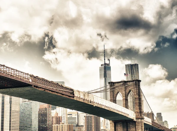 Puente de Brooklyn con horizonte de Manhattan — Foto de Stock