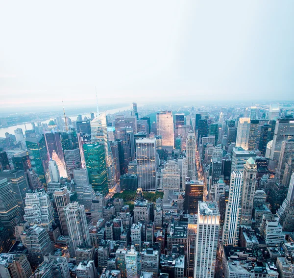 Empire state Binası alacakaranlıkta havadan görünümü — Stok fotoğraf
