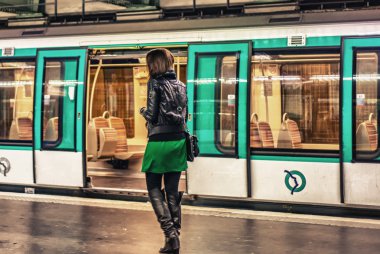 paris metro tren bekleyen kadın