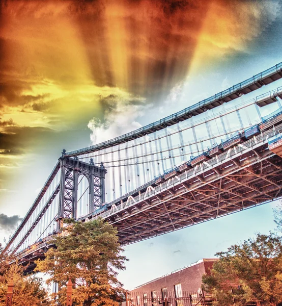 Цвета Манхэттенского моста в сумерках — стоковое фото