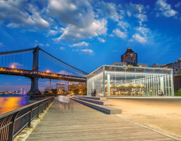 Brooklyn Bridge Park and Manhattan Bridge at night — Stock Photo, Image