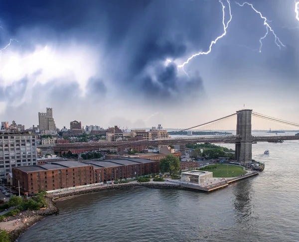 Tempestade sobre a ponte de Brooklyn — Fotografia de Stock