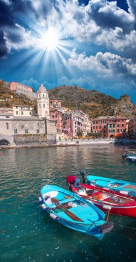 Vernazza antika Port renkli tekneler