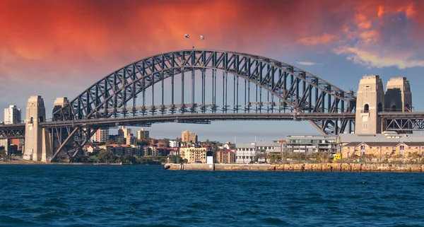 Сиднейский мост Харбур и австралийское небо — стоковое фото