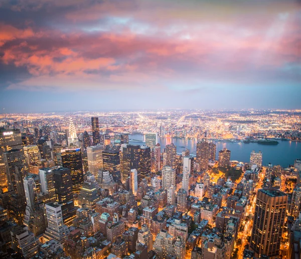 Огни Нью-Йорка в сумерках — стоковое фото