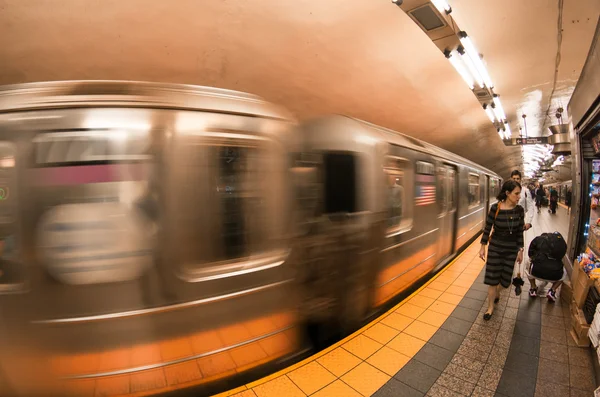 O trem acelera em uma estação de metrô — Fotografia de Stock