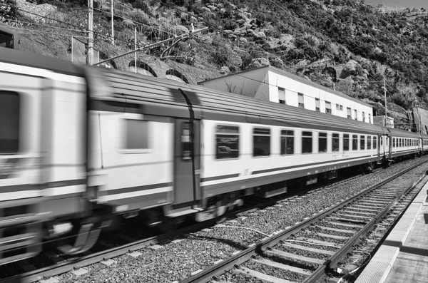 Tren que acelera en Cinque Terre estación de tren, Italia — Foto de Stock